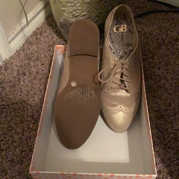 GB (Gianni Bini) size 9 gold w/wood bottom. - Picture 3 of 8